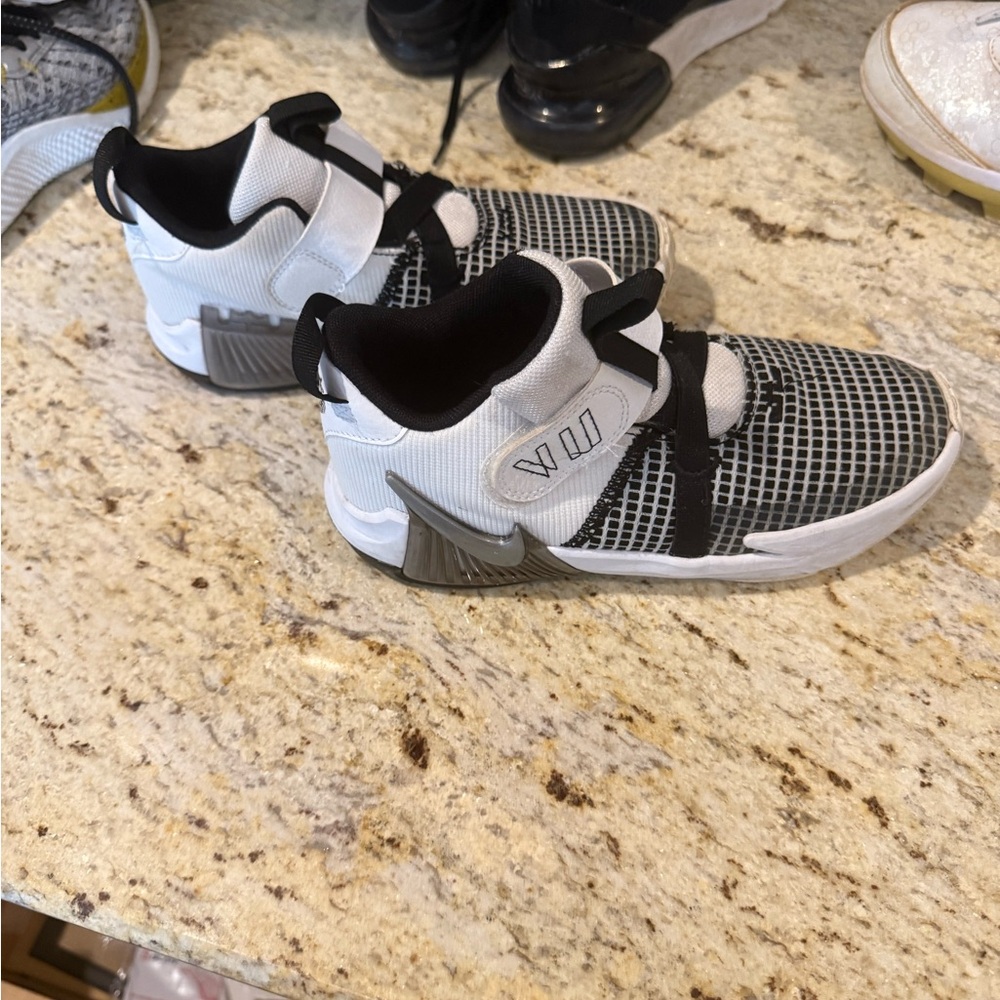 Nike LeBron Witness 7 SE GS Basketball – size 2Y – White/Black FREE SHIPPING